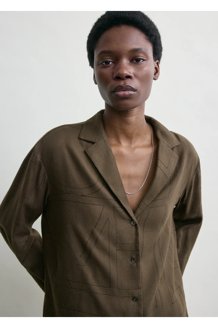 TOTEME 모노그램 플란넬 파자마 탑 다크 브라운의 다크 브라운컬러 3번쨰 이미지입니다.