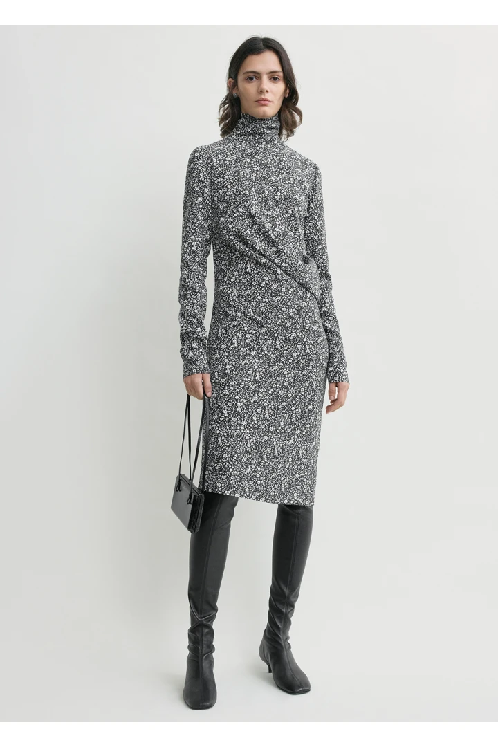 TOTEME 플로럴 트위스트 드레스 블랙/화이트의 블랙/화이트컬러 0번쨰 이미지입니다.