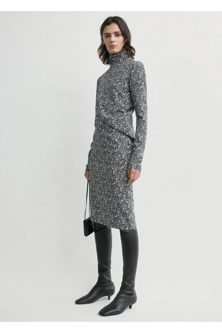 TOTEME 플로럴 트위스트 드레스 블랙/화이트의 블랙/화이트컬러 1번쨰 이미지입니다.