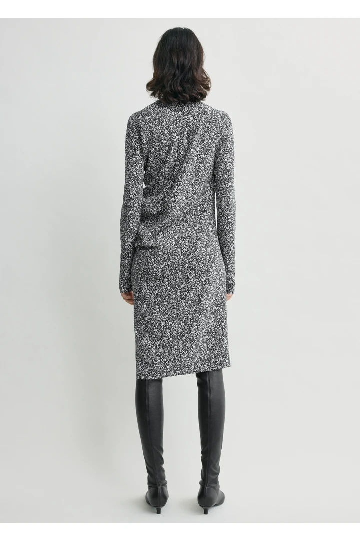 TOTEME 플로럴 트위스트 드레스 블랙/화이트의 블랙/화이트컬러 2번쨰 이미지입니다.