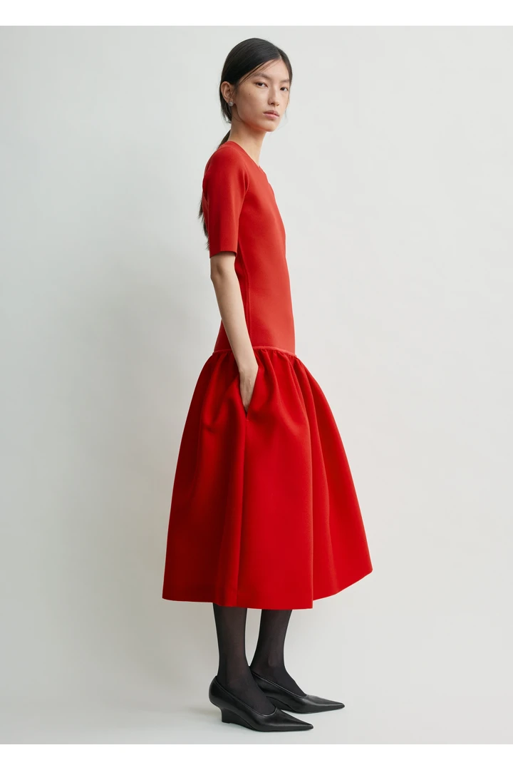 TOTEME 트윈플라워 티셔츠 드레스 포피의 포피컬러 1번쨰 이미지입니다.