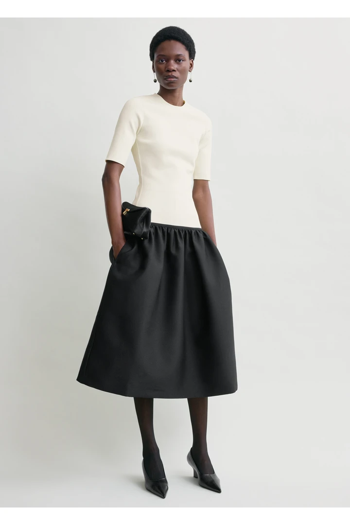 TOTEME 트윈플라워 티셔츠 드레스 에크루의 에크루컬러 0번쨰 이미지입니다.