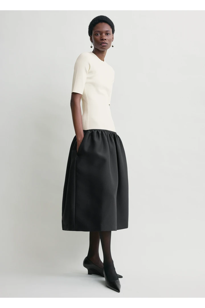 TOTEME 트윈플라워 티셔츠 드레스 에크루의 에크루컬러 1번쨰 이미지입니다.