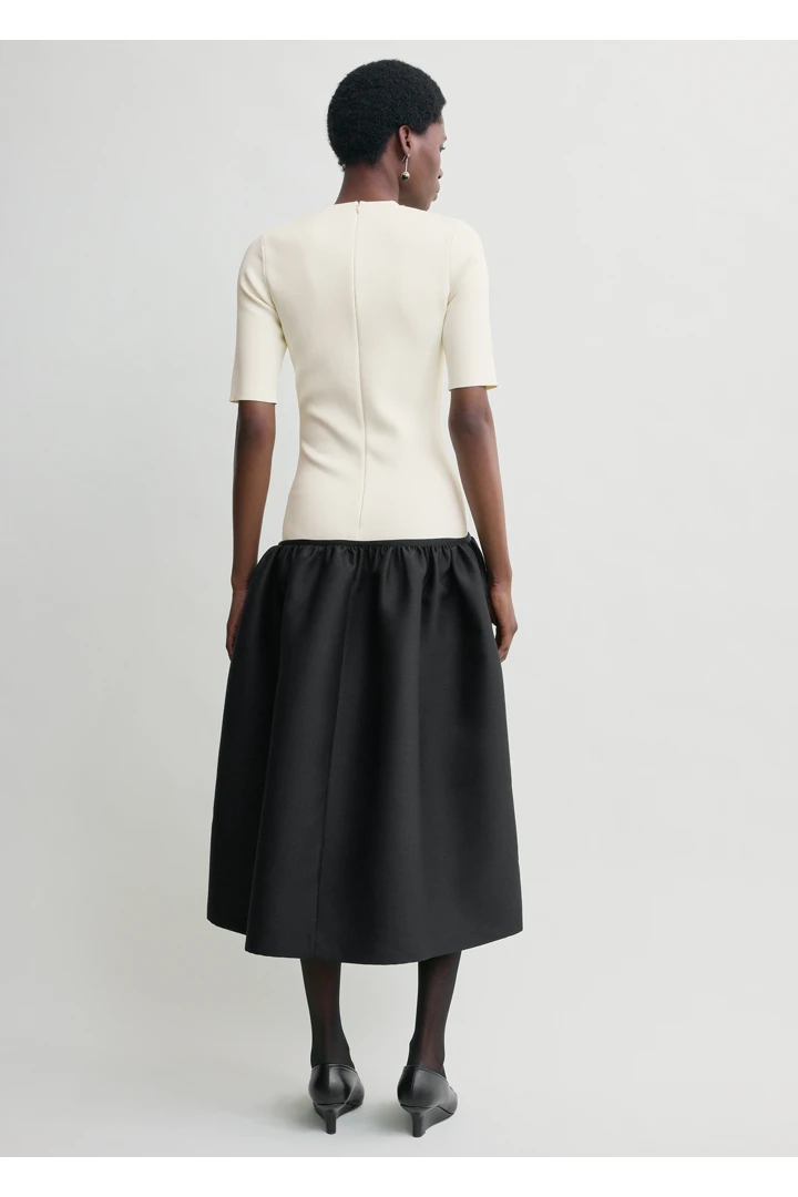 TOTEME 트윈플라워 티셔츠 드레스 에크루의 에크루컬러 2번쨰 이미지입니다.