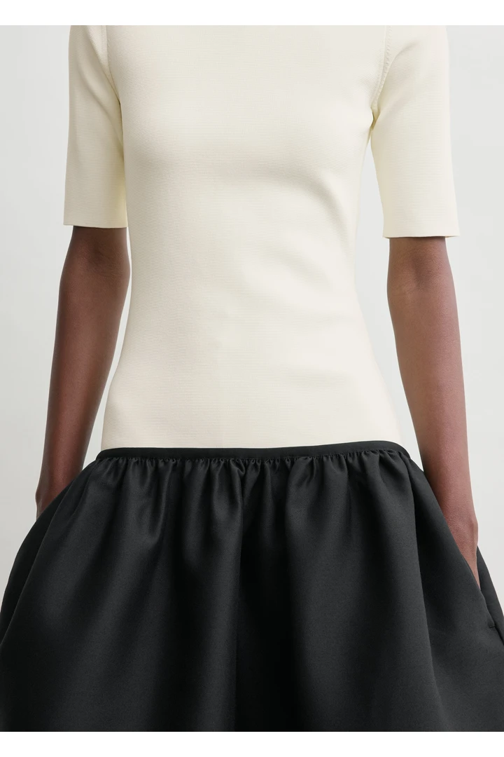 TOTEME 트윈플라워 티셔츠 드레스 에크루의 에크루컬러 3번쨰 이미지입니다.