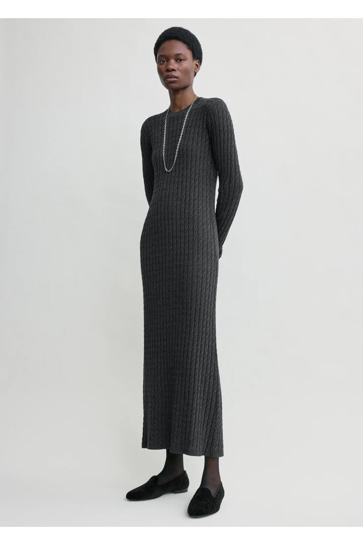 TOTEME 케이블 니트 드레스 차콜의 차콜컬러 0번쨰 이미지입니다.