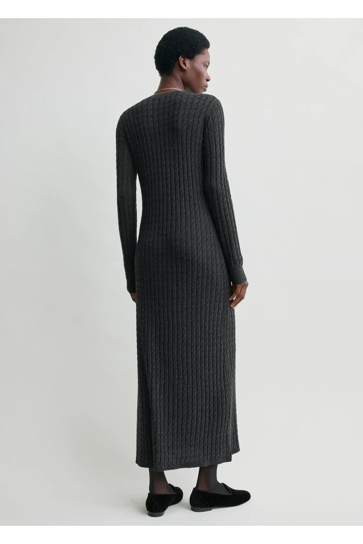 TOTEME 케이블 니트 드레스 차콜의 차콜컬러 2번쨰 이미지입니다.