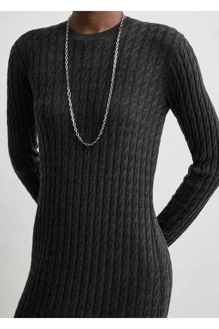 TOTEME 케이블 니트 드레스 차콜의 차콜컬러 3번쨰 이미지입니다.