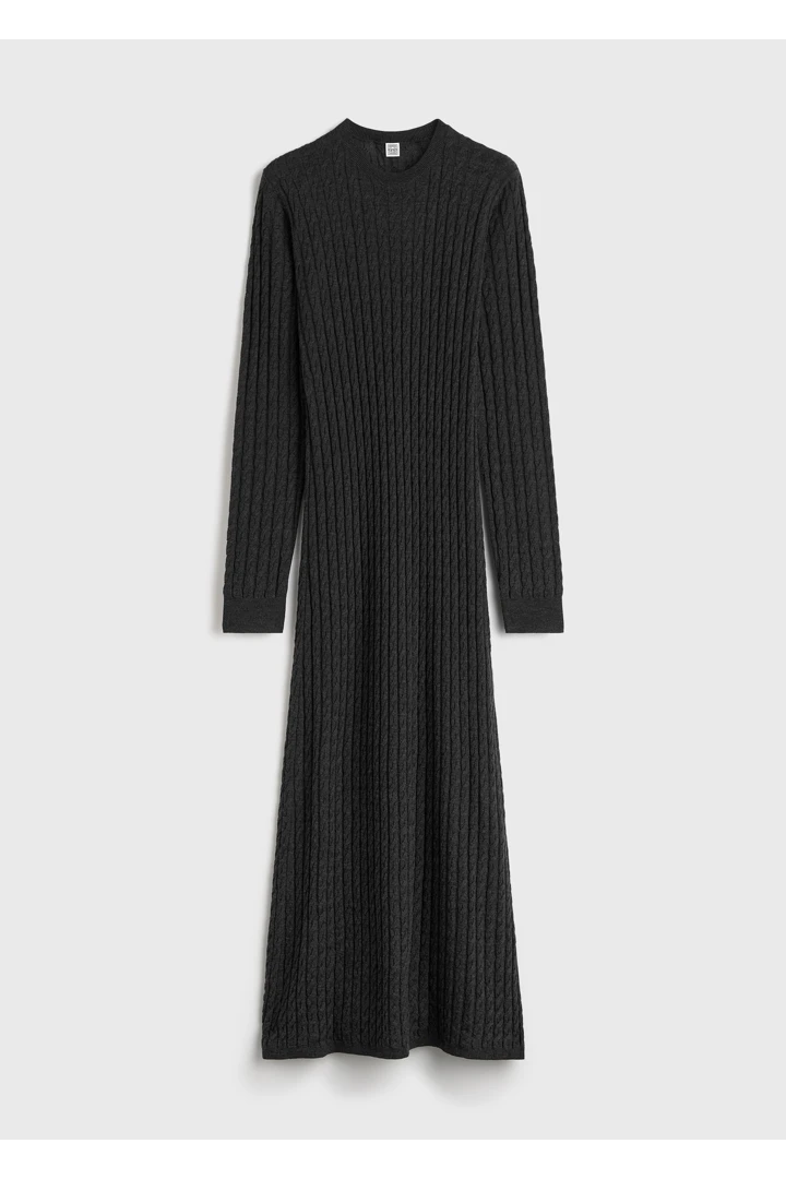 TOTEME 케이블 니트 드레스 차콜의 차콜컬러 4번쨰 이미지입니다.