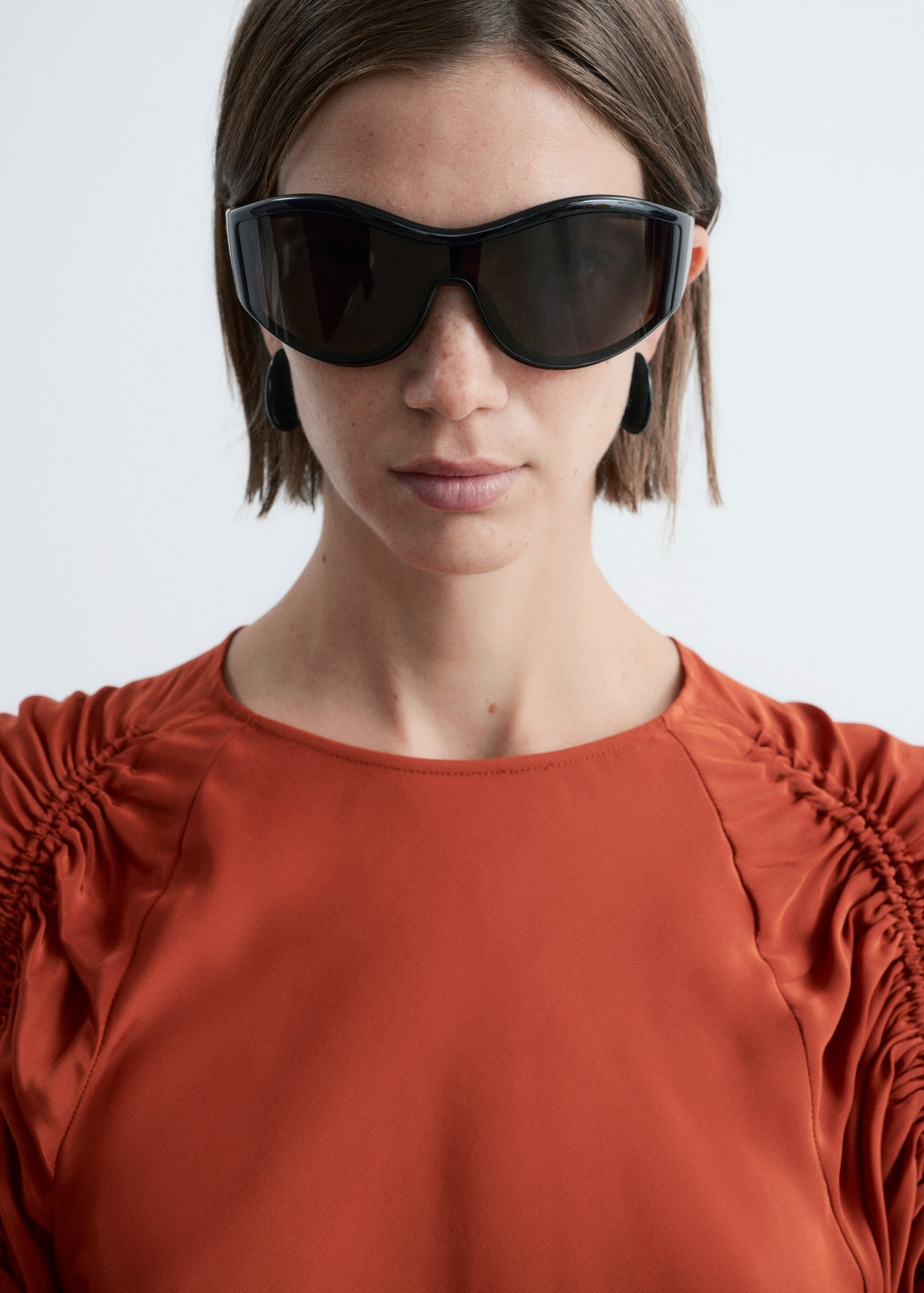 앤아더스토리즈 스컬프처럴 루시드 미니 드레스의 러스트 브라운컬러 ECOMLook입니다.