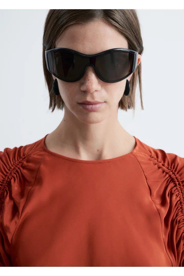 앤아더스토리즈 스컬프처럴 루시드 미니 드레스의 러스트 브라운컬러 ECOMLook입니다.