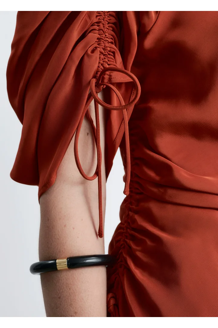 앤아더스토리즈 스컬프처럴 루시드 미니 드레스의 러스트 브라운컬러 ECOMLook입니다.