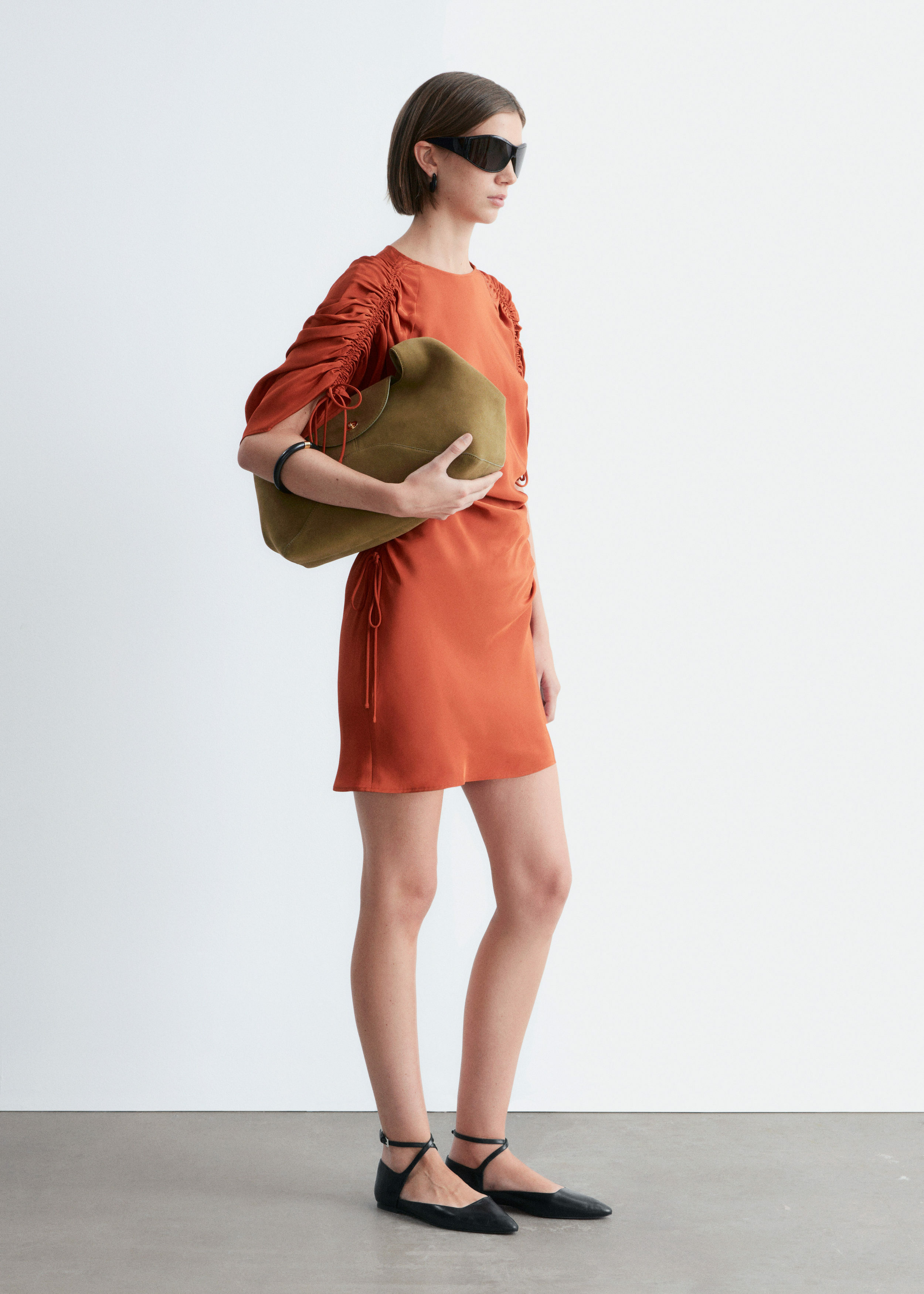 앤아더스토리즈 스컬프처럴 루시드 미니 드레스의 러스트 브라운컬러 ECOMLook입니다.