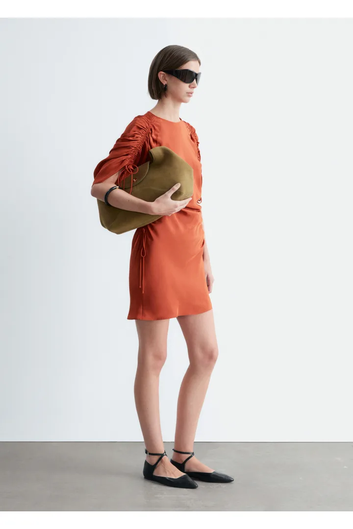 앤아더스토리즈 스컬프처럴 루시드 미니 드레스의 러스트 브라운컬러 ECOMLook입니다.