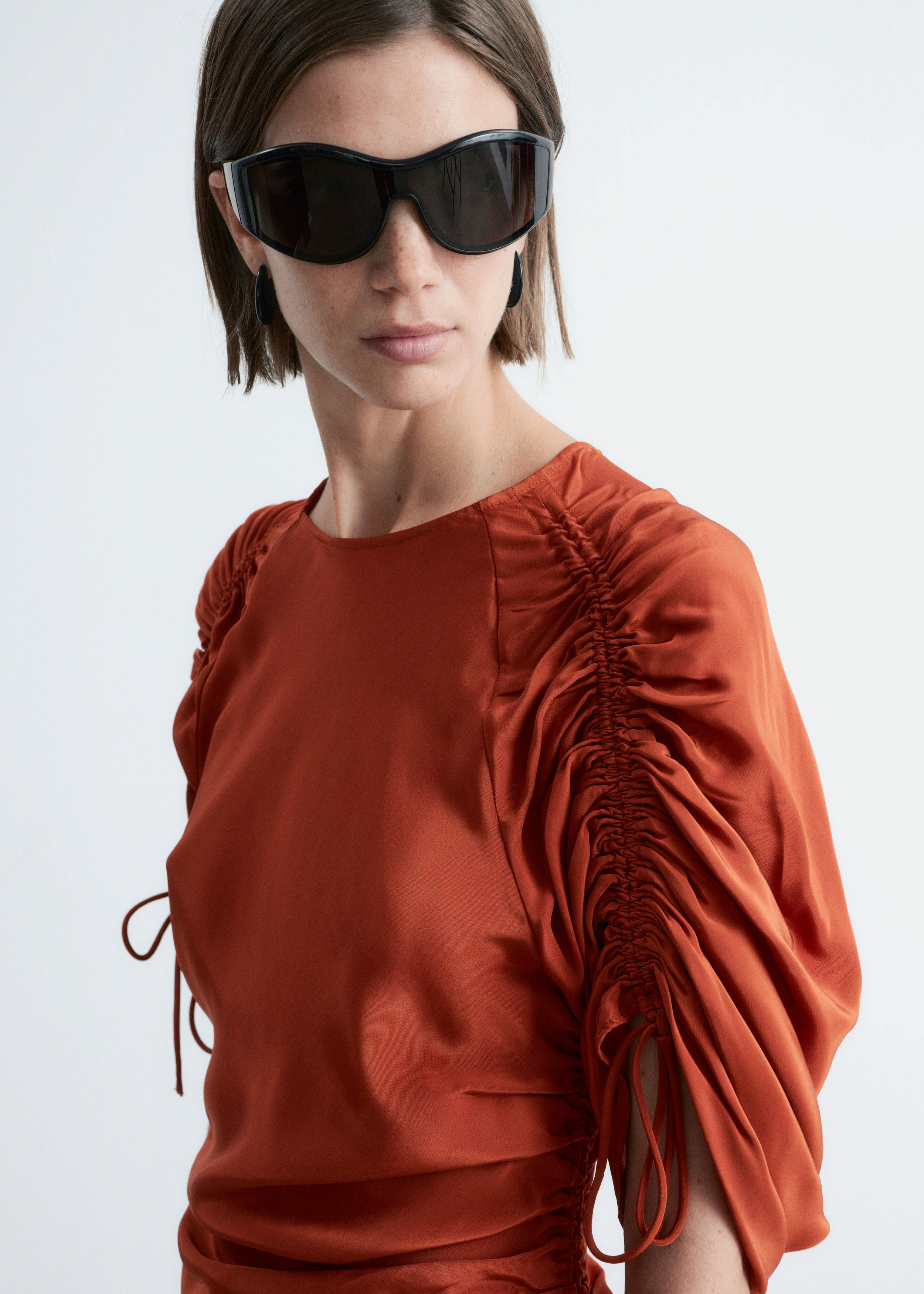 앤아더스토리즈 스컬프처럴 루시드 미니 드레스의 러스트 브라운컬러 ECOMLook입니다.