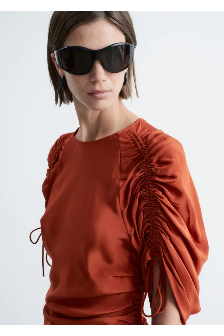 앤아더스토리즈 스컬프처럴 루시드 미니 드레스의 러스트 브라운컬러 ECOMLook입니다.