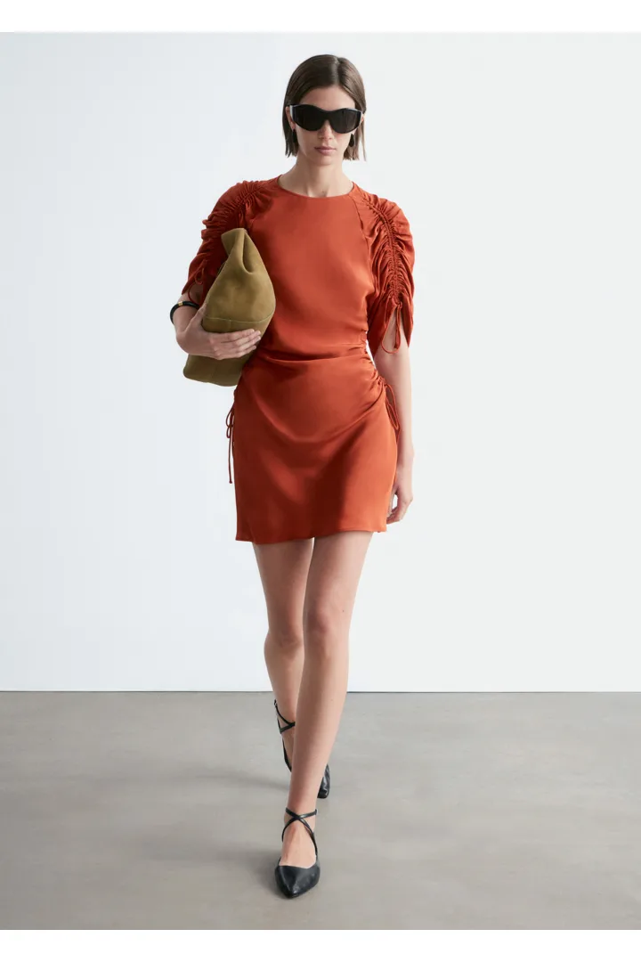 앤아더스토리즈 스컬프처럴 루시드 미니 드레스의 러스트 브라운컬러 ECOMLook입니다.