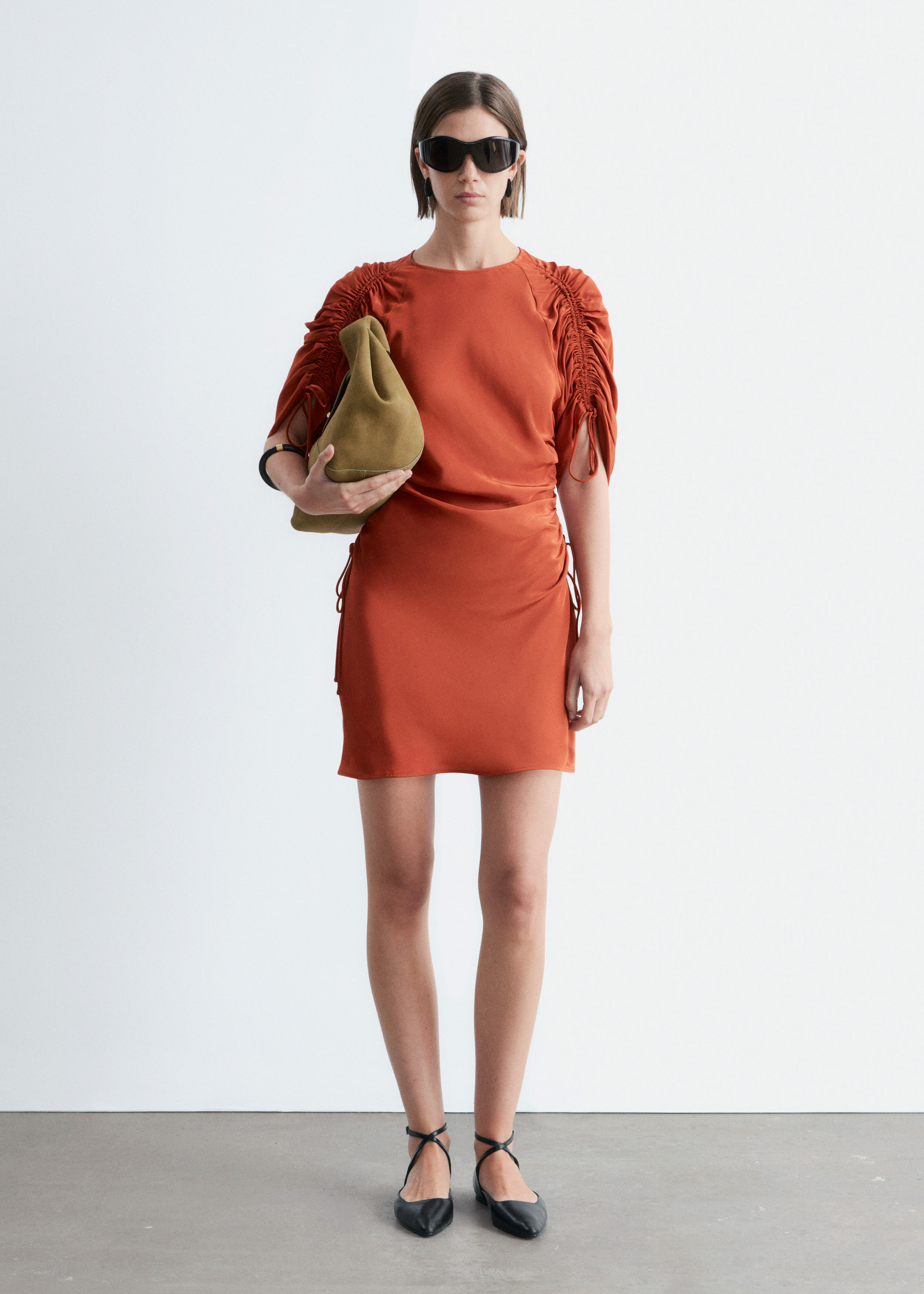 앤아더스토리즈 스컬프처럴 루시드 미니 드레스의 러스트 브라운컬러 ECOMLook입니다.