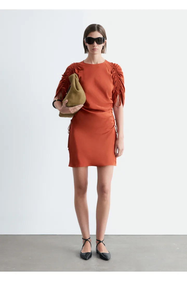앤아더스토리즈 스컬프처럴 루시드 미니 드레스의 러스트 브라운컬러 ECOMLook입니다.