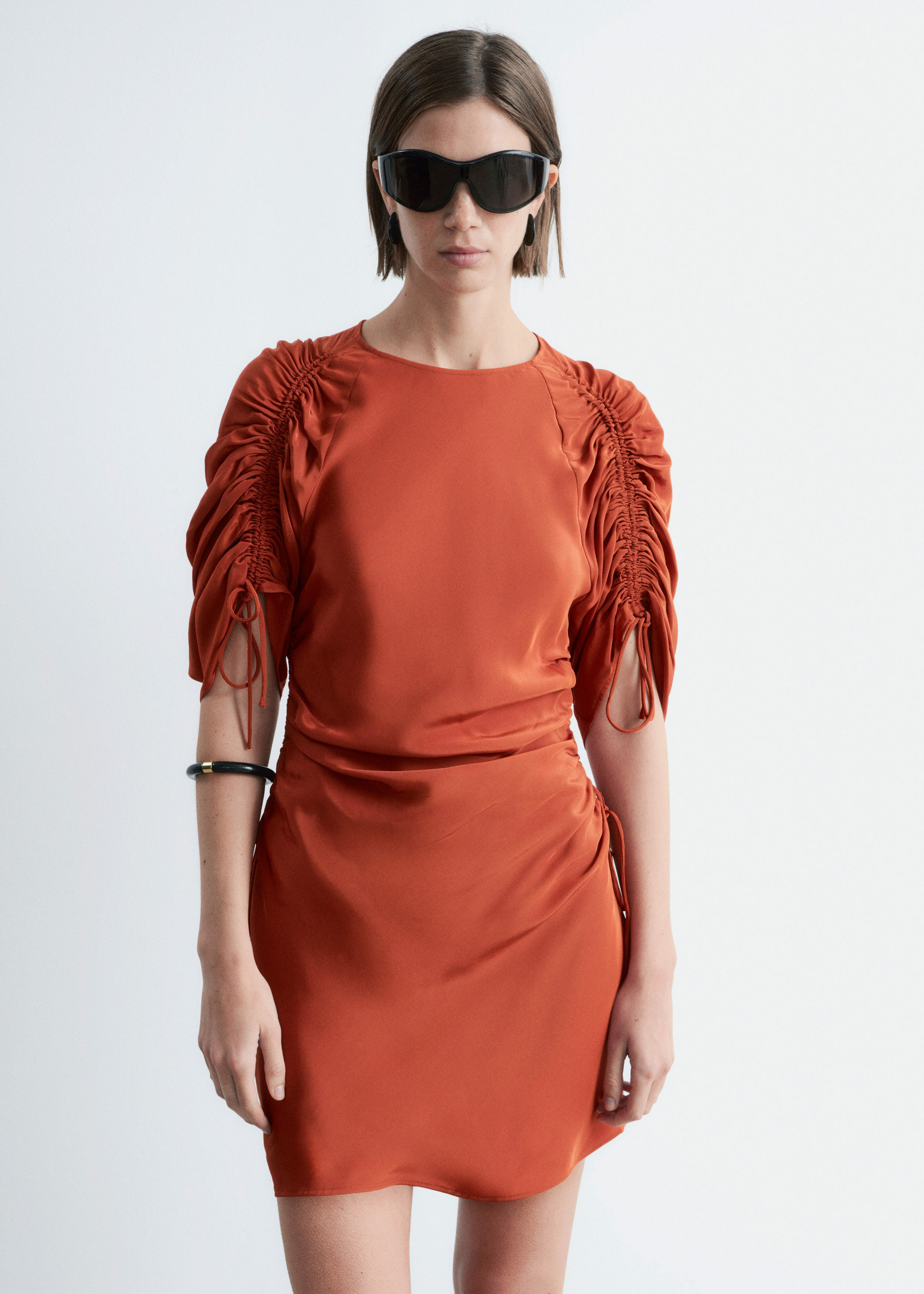 앤아더스토리즈 스컬프처럴 루시드 미니 드레스의 러스트 브라운컬러 ECOMLook입니다.