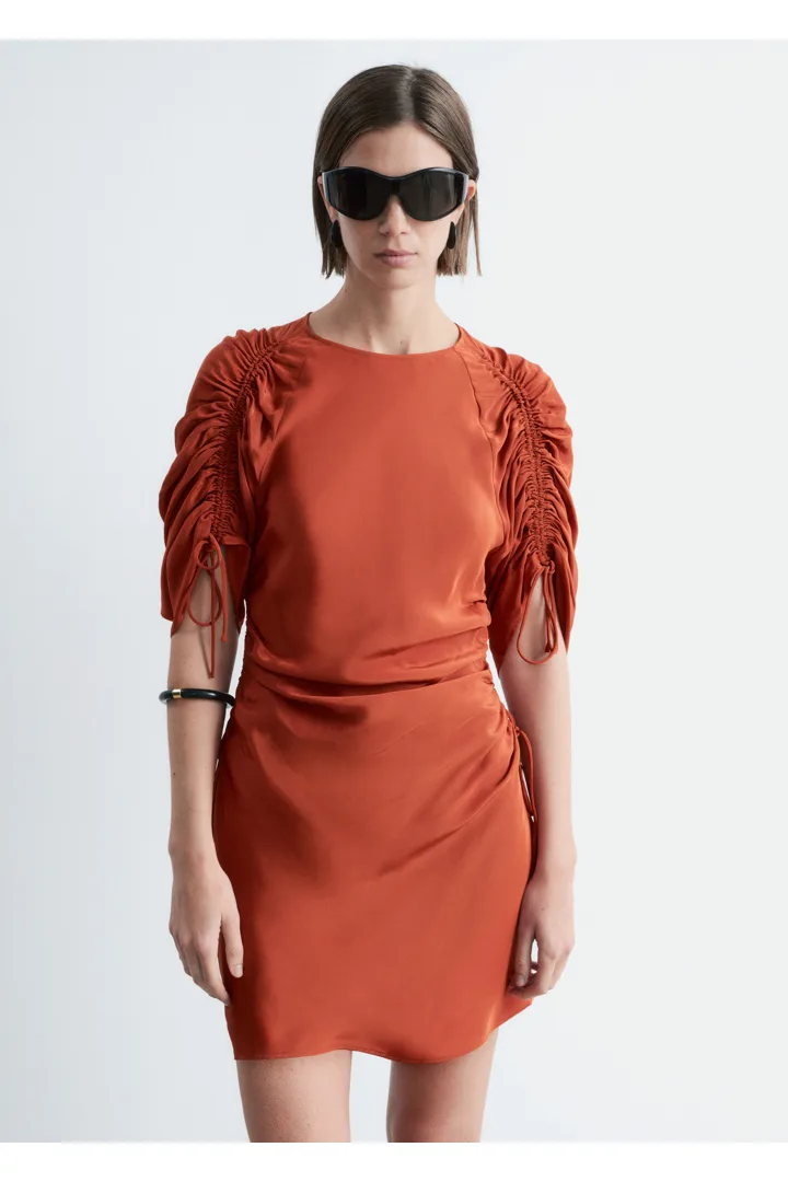 앤아더스토리즈 스컬프처럴 루시드 미니 드레스의 러스트 브라운컬러 ECOMLook입니다.