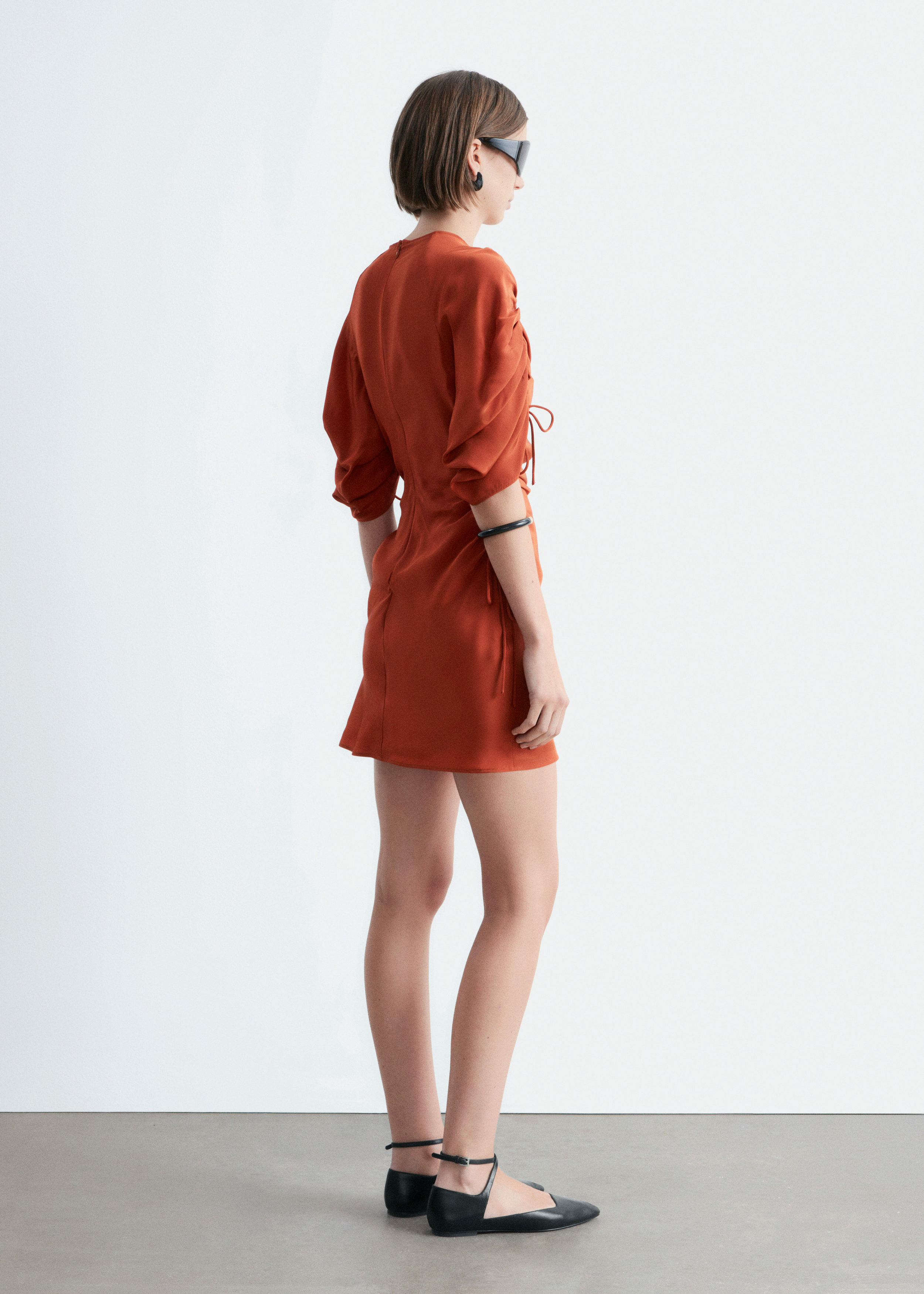 앤아더스토리즈 스컬프처럴 루시드 미니 드레스의 러스트 브라운컬러 ECOMLook입니다.