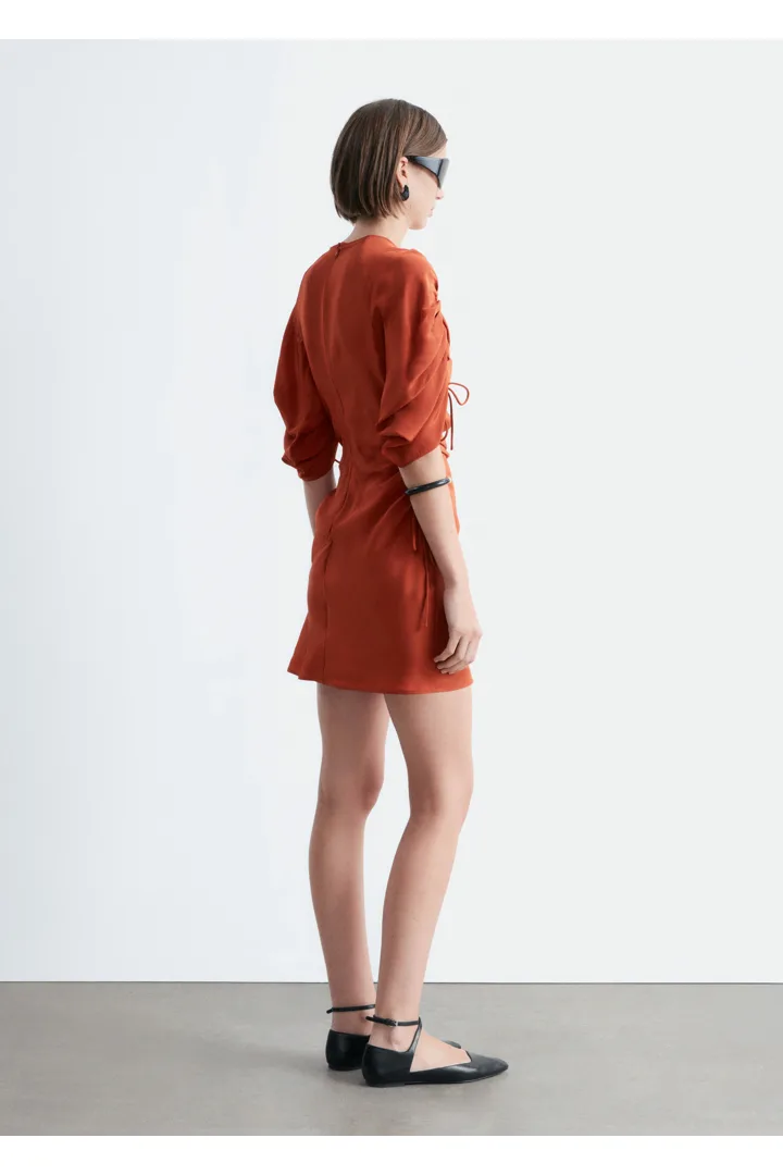앤아더스토리즈 스컬프처럴 루시드 미니 드레스의 러스트 브라운컬러 ECOMLook입니다.