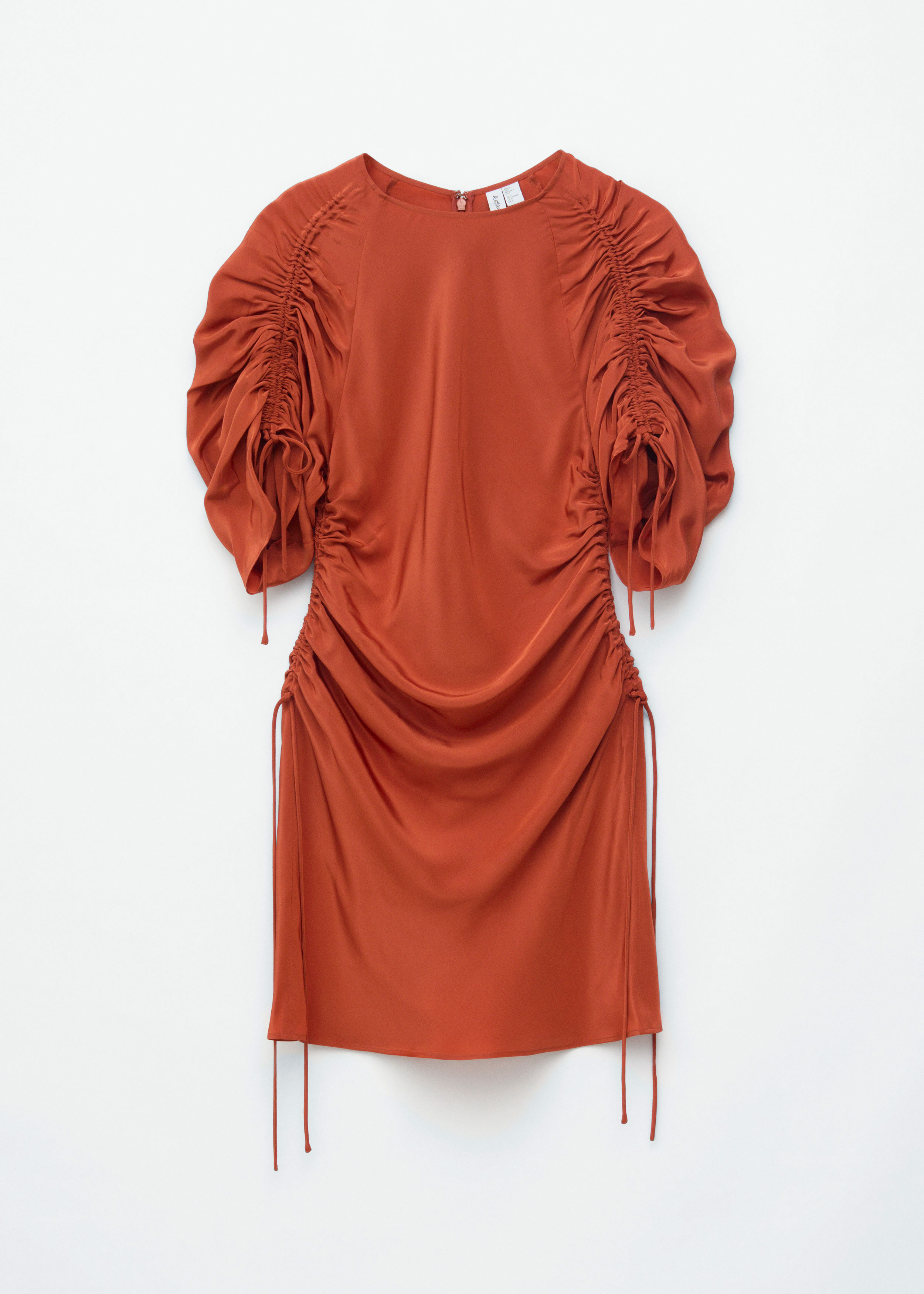 앤아더스토리즈 스컬프처럴 루시드 미니 드레스의 러스트 브라운컬러 Product입니다.