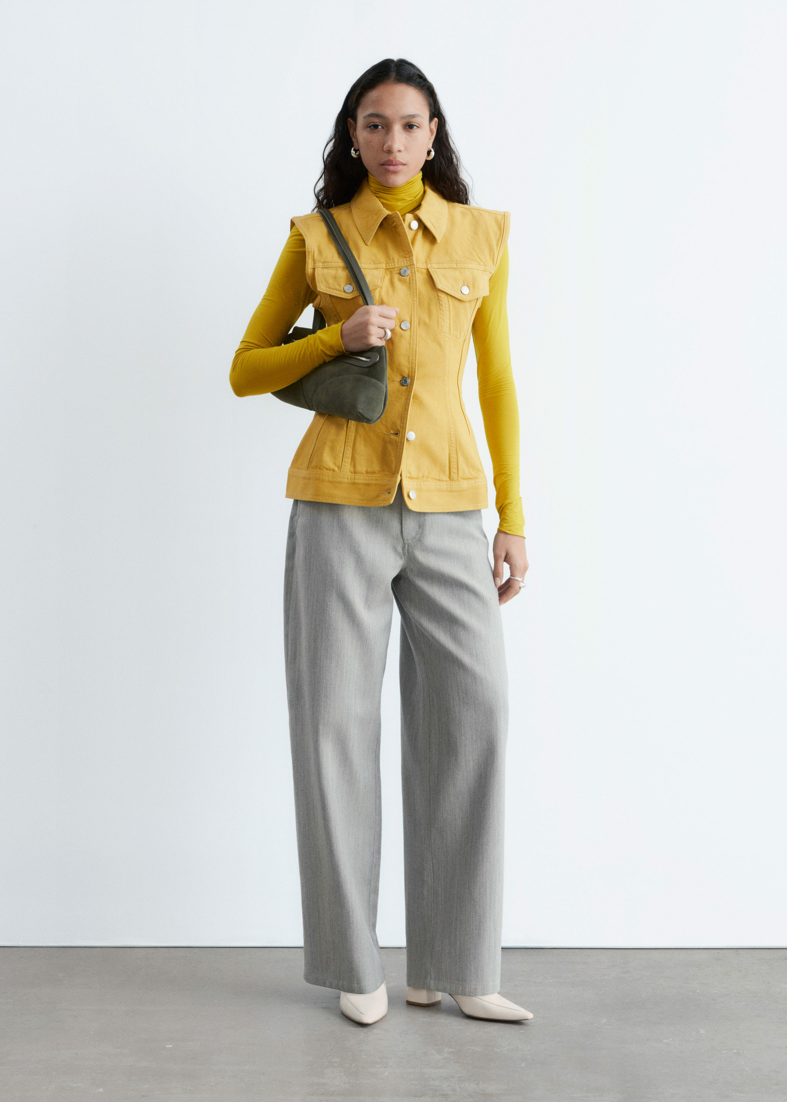 앤아더스토리즈 피티드 데님 베스트의 옐로우컬러 ECOMLook입니다.