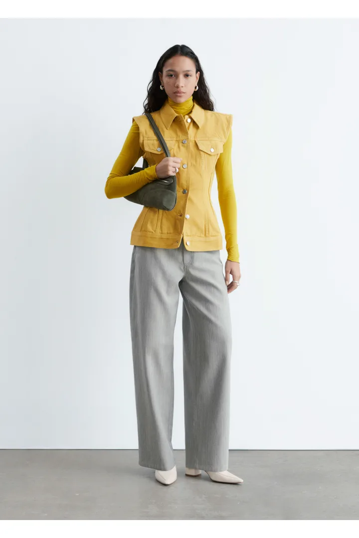 앤아더스토리즈 피티드 데님 베스트의 옐로우컬러 ECOMLook입니다.