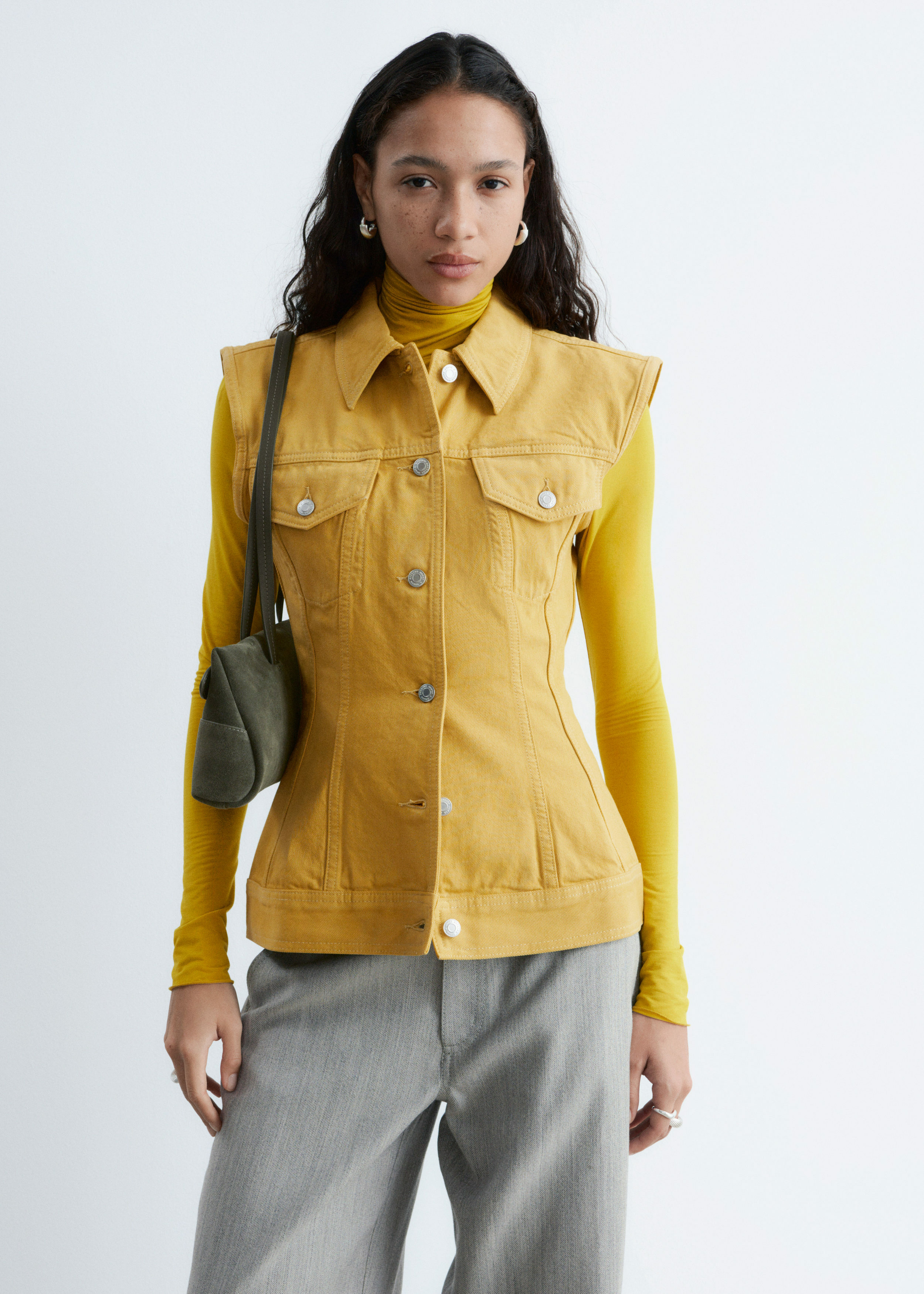 앤아더스토리즈 피티드 데님 베스트의 옐로우컬러 ECOMLook입니다.