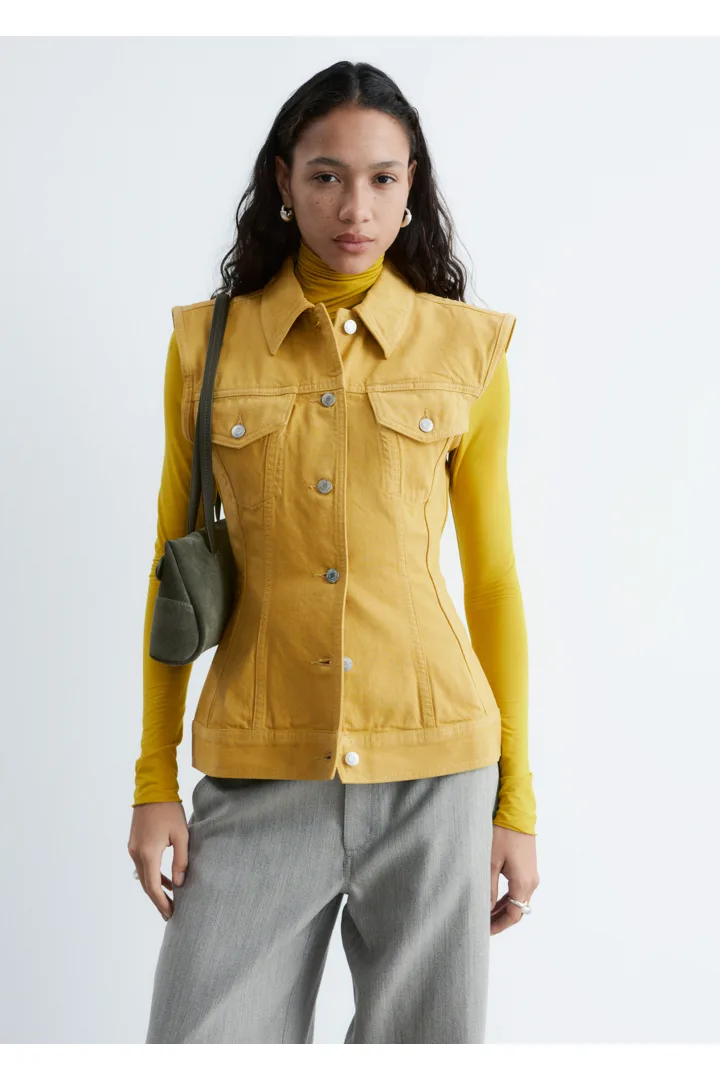 앤아더스토리즈 피티드 데님 베스트의 옐로우컬러 ECOMLook입니다.