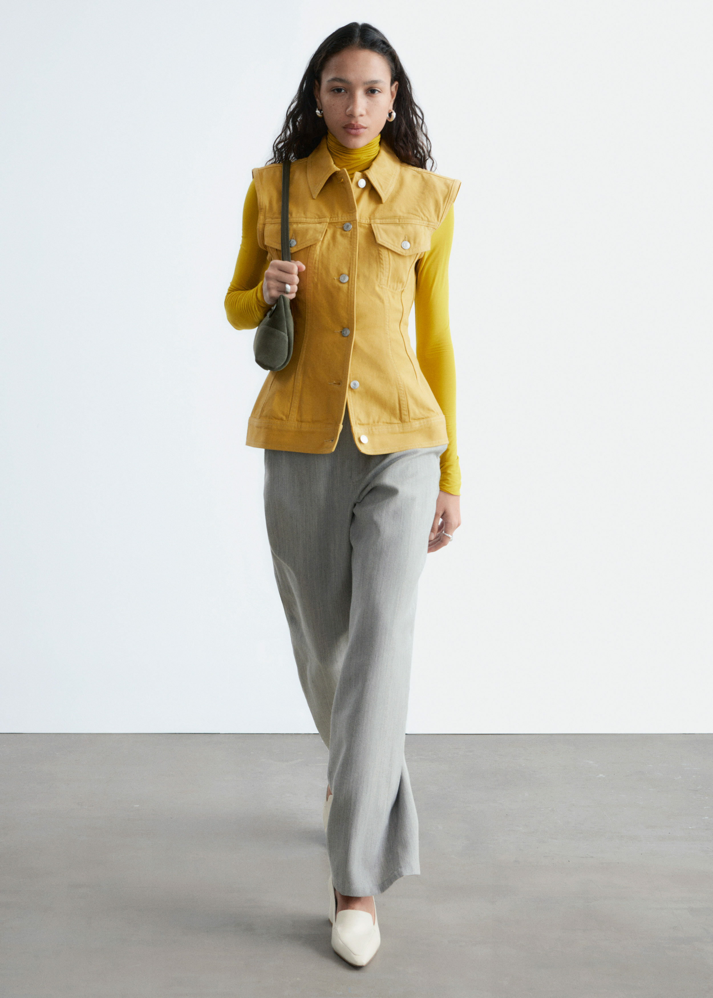 앤아더스토리즈 피티드 데님 베스트의 옐로우컬러 ECOMLook입니다.