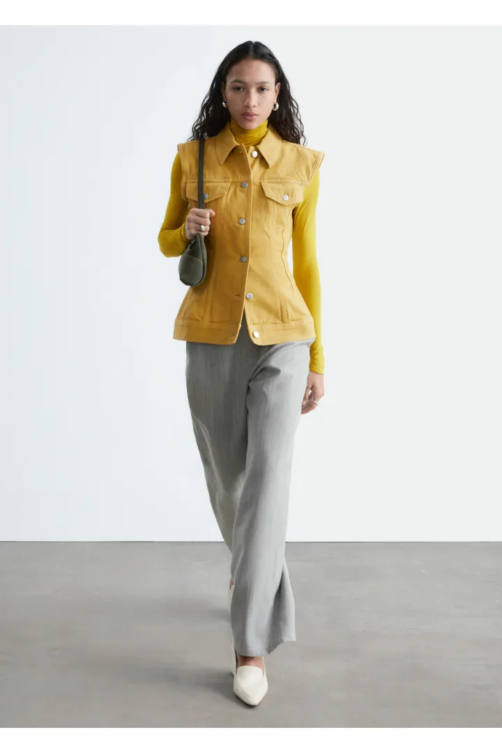 앤아더스토리즈 피티드 데님 베스트의 옐로우컬러 ECOMLook입니다.