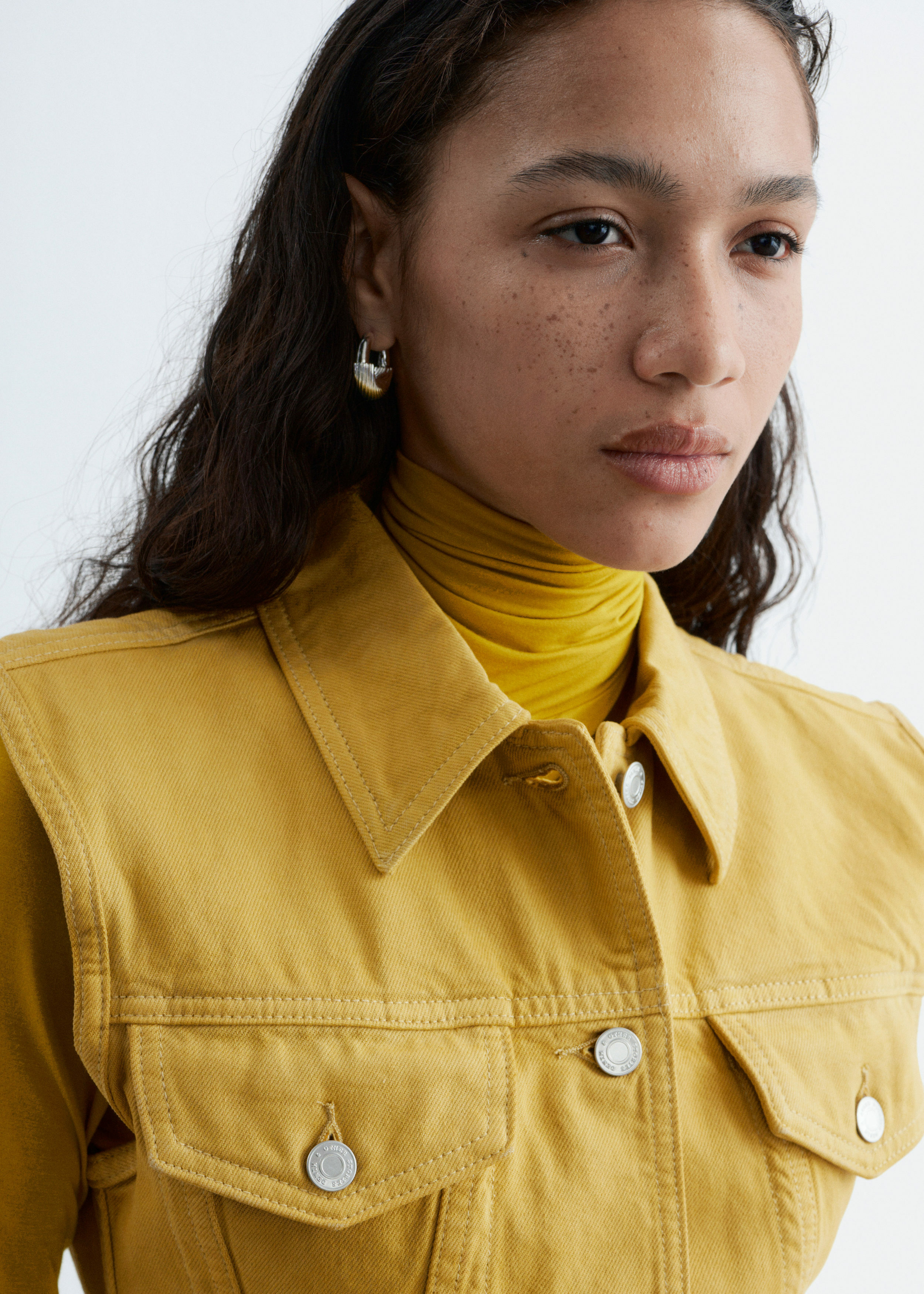 앤아더스토리즈 피티드 데님 베스트의 옐로우컬러 ECOMLook입니다.