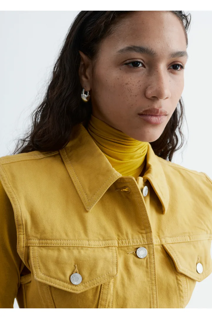 앤아더스토리즈 피티드 데님 베스트의 옐로우컬러 ECOMLook입니다.