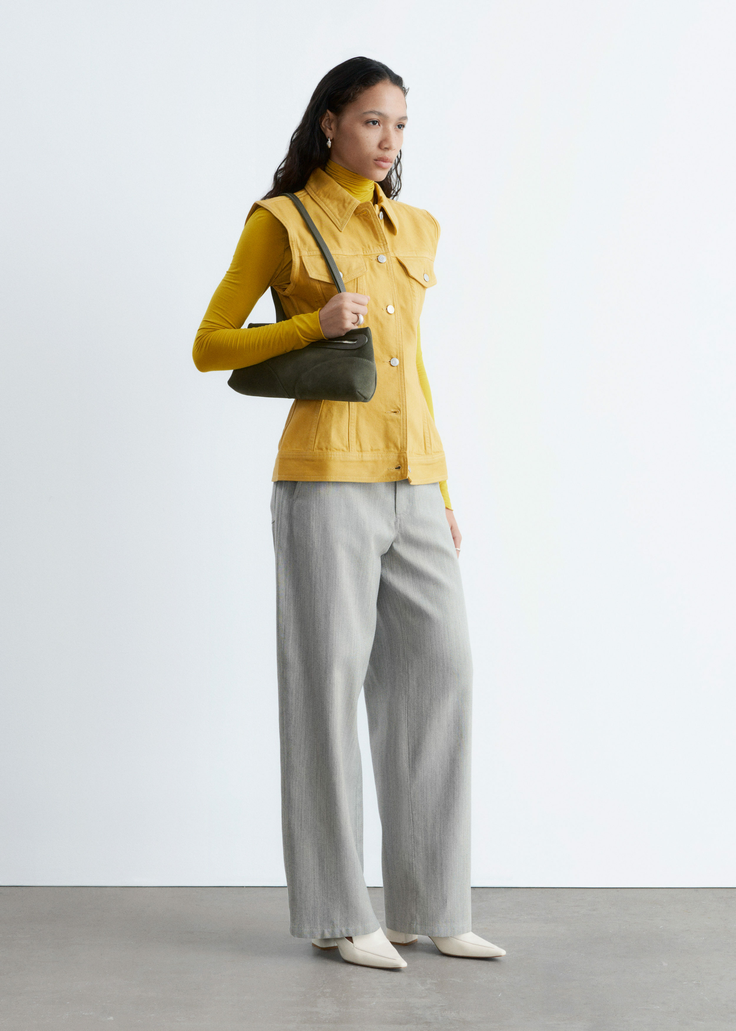 앤아더스토리즈 피티드 데님 베스트의 옐로우컬러 ECOMLook입니다.