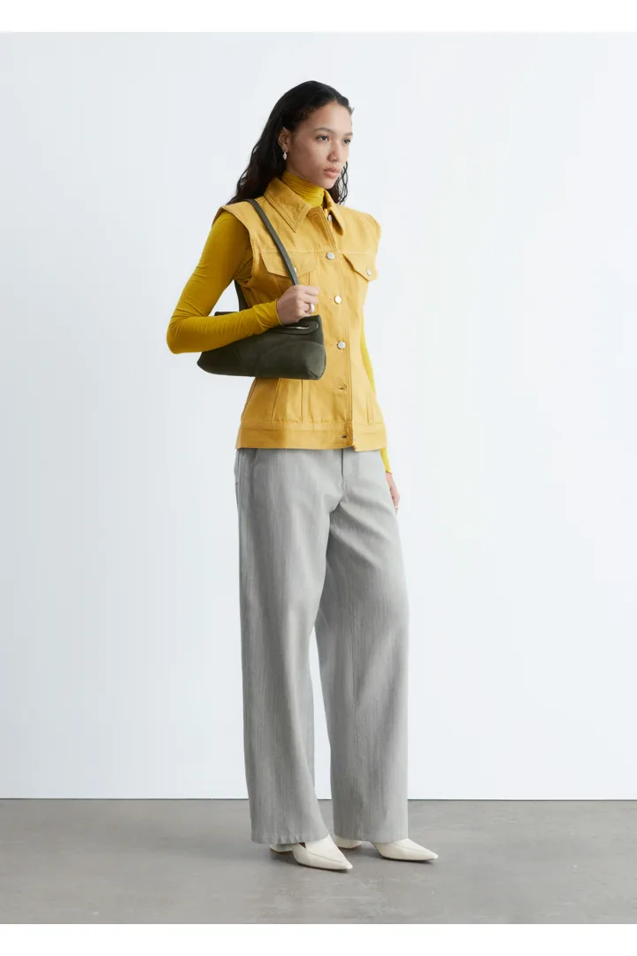 앤아더스토리즈 피티드 데님 베스트의 옐로우컬러 ECOMLook입니다.