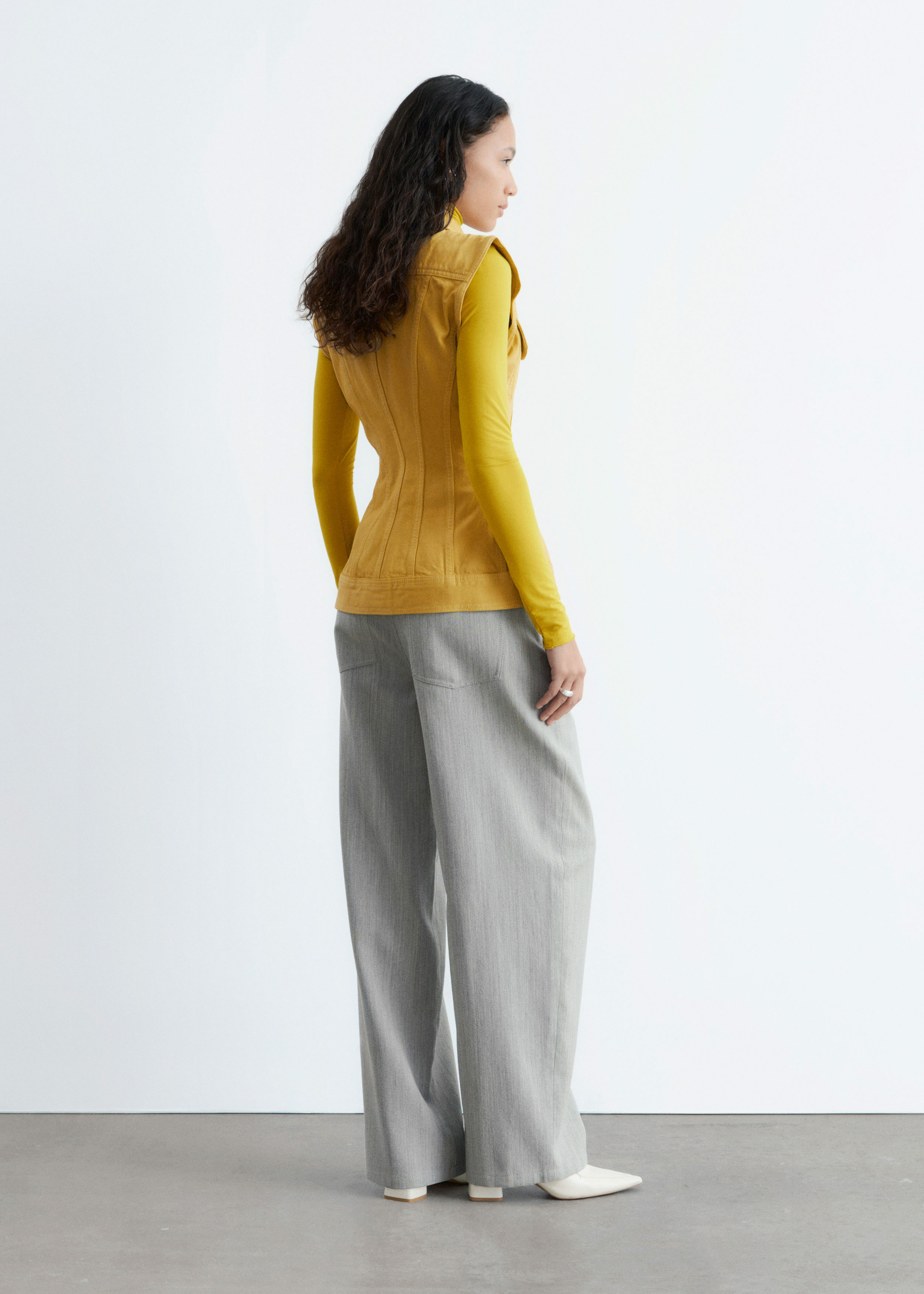 앤아더스토리즈 피티드 데님 베스트의 옐로우컬러 ECOMLook입니다.