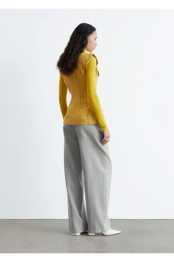 앤아더스토리즈 피티드 데님 베스트의 옐로우컬러 ECOMLook입니다.