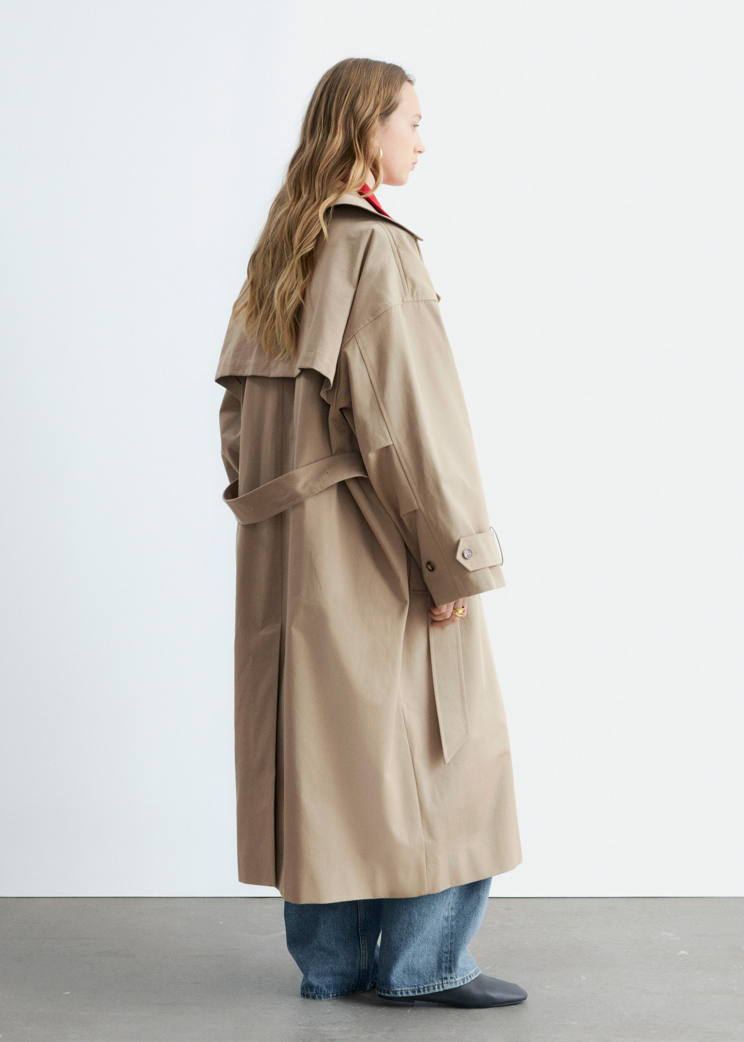 앤아더스토리즈 더블 브레스티드 트렌치 코트의 베이지컬러 ECOMLook입니다.