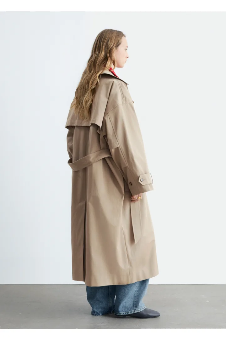 앤아더스토리즈 더블 브레스티드 트렌치 코트의 베이지컬러 ECOMLook입니다.