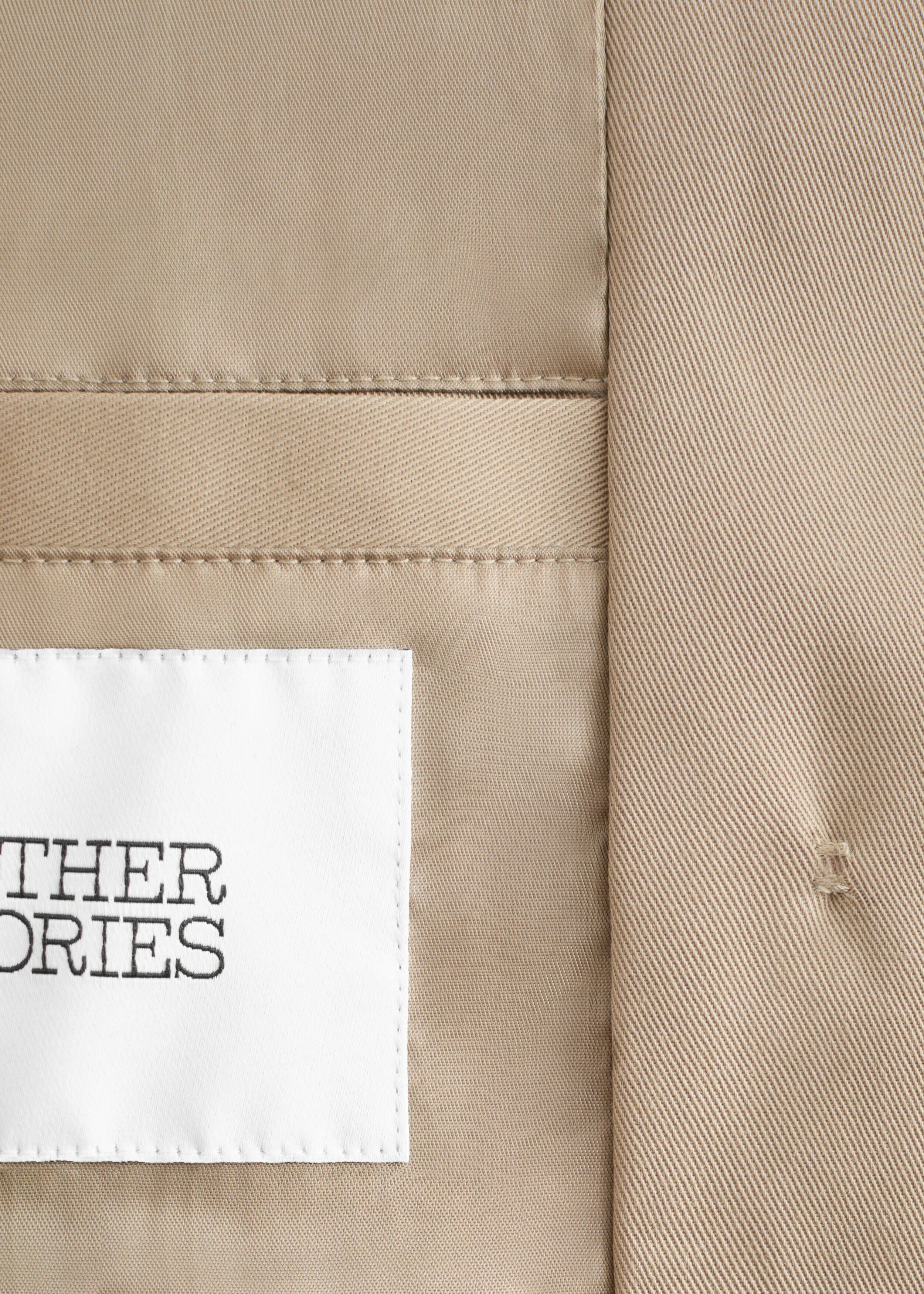 앤아더스토리즈 더블 브레스티드 트렌치 코트의 베이지컬러 Detail입니다.