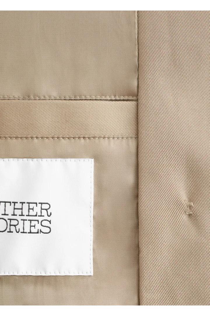 앤아더스토리즈 더블 브레스티드 트렌치 코트의 베이지컬러 Detail입니다.