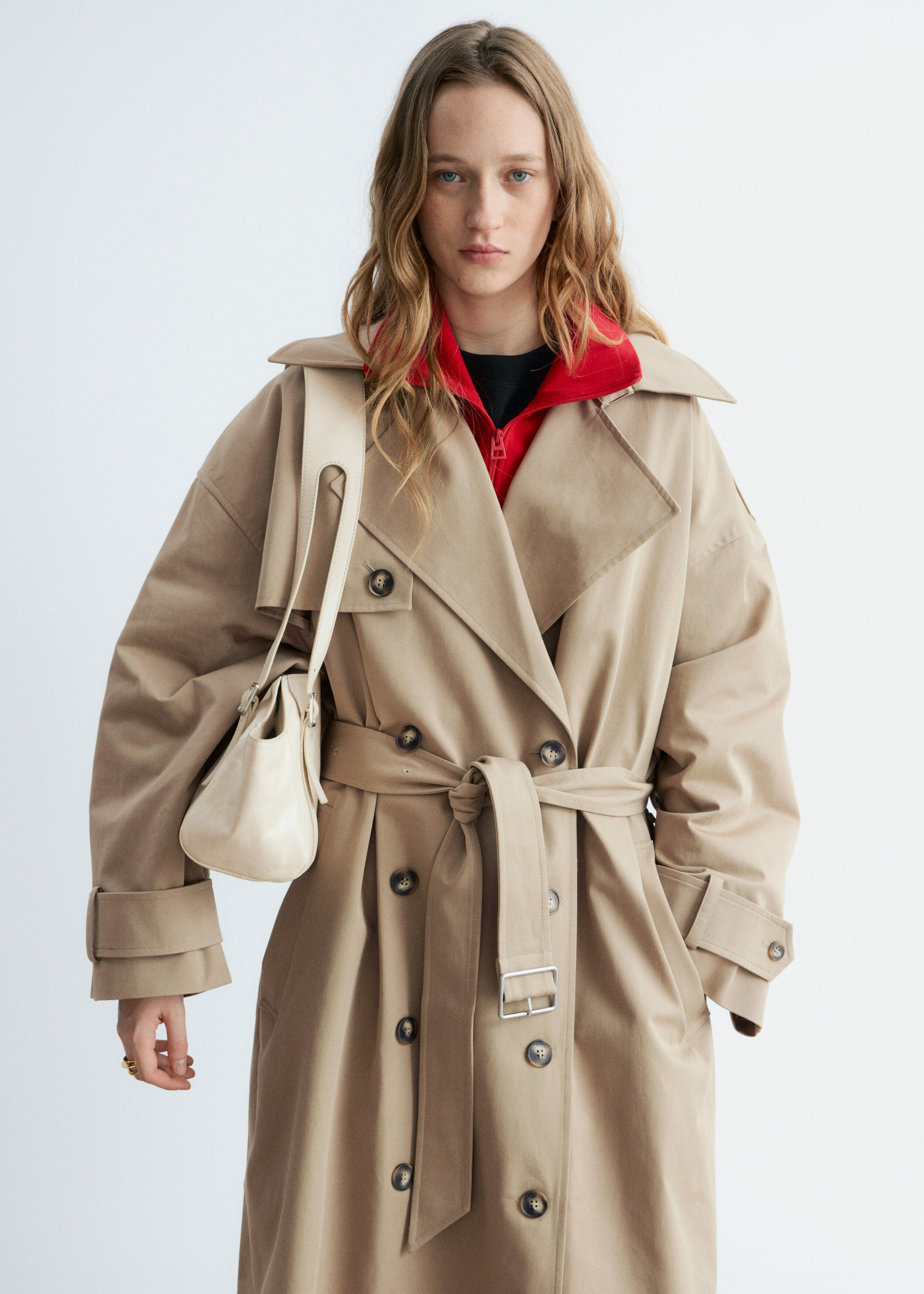 앤아더스토리즈 더블 브레스티드 트렌치 코트의 베이지컬러 ECOMLook입니다.