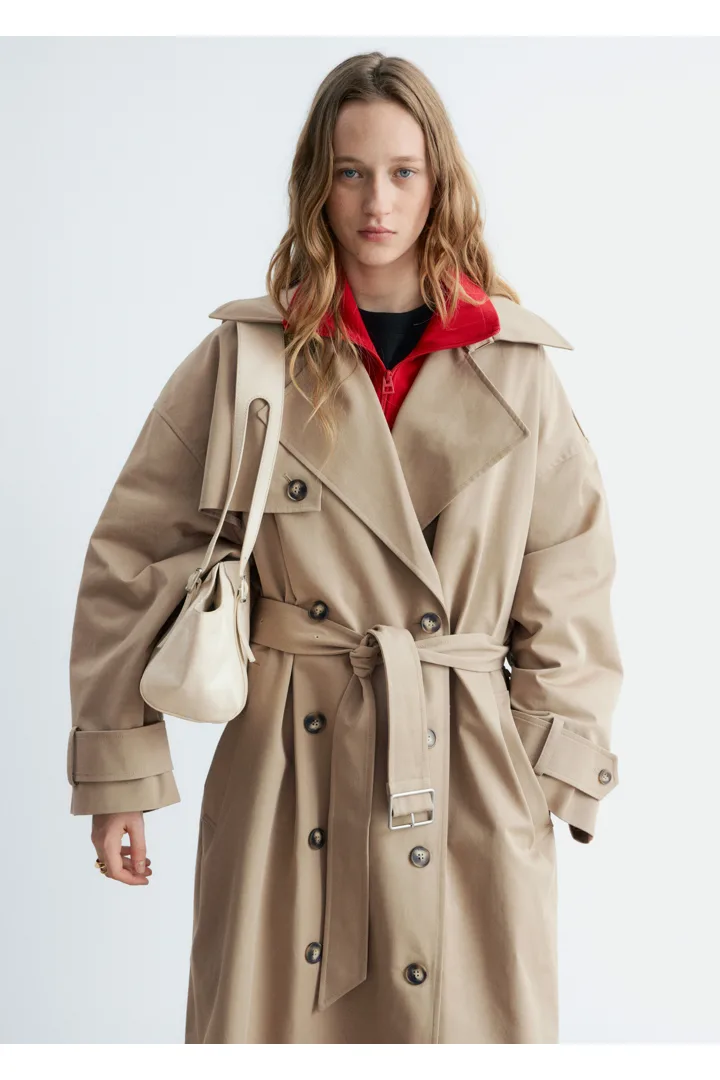 앤아더스토리즈 더블 브레스티드 트렌치 코트의 베이지컬러 ECOMLook입니다.