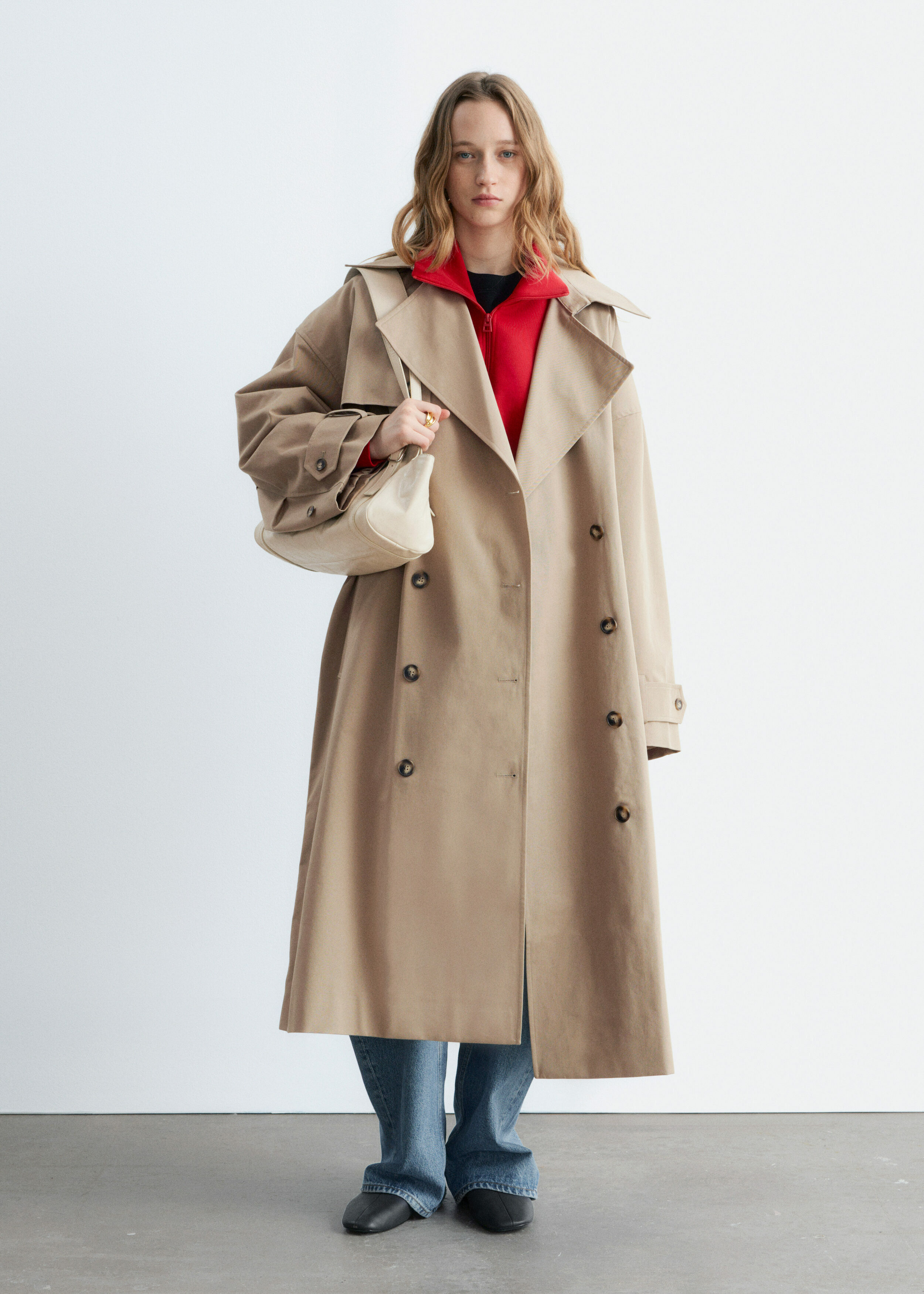 앤아더스토리즈 더블 브레스티드 트렌치 코트의 베이지컬러 ECOMLook입니다.