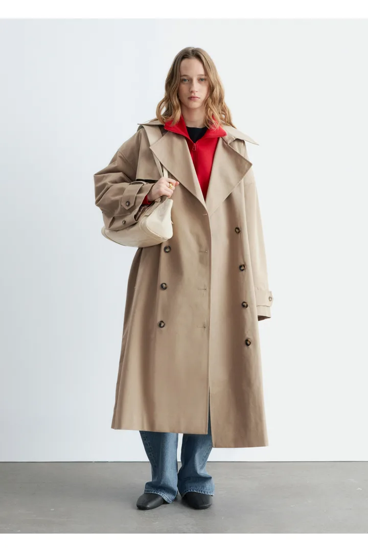 앤아더스토리즈 더블 브레스티드 트렌치 코트의 베이지컬러 ECOMLook입니다.