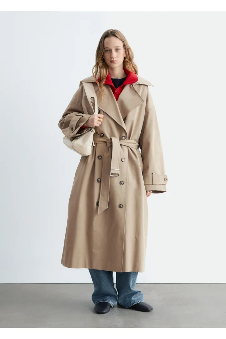 앤아더스토리즈 더블 브레스티드 트렌치 코트의 베이지컬러 ECOMLook입니다.