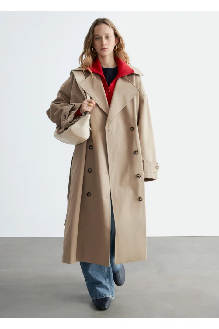 앤아더스토리즈 더블 브레스티드 트렌치 코트의 베이지컬러 ECOMLook입니다.